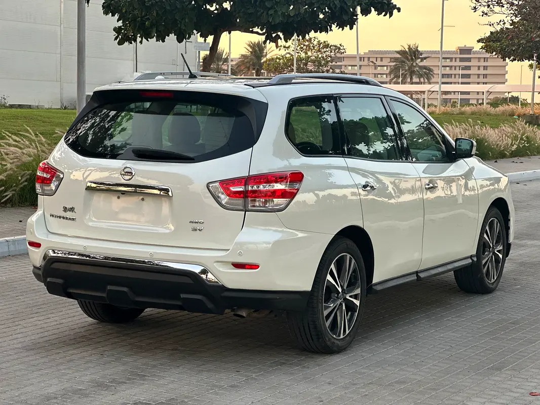 Nissan Pathfinder SV 11